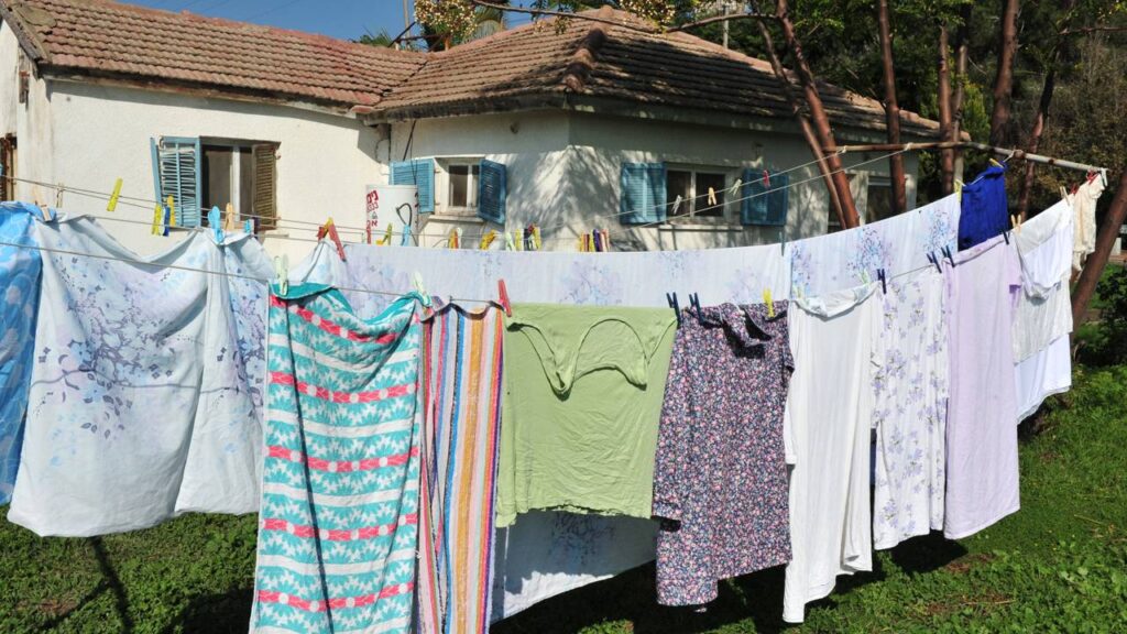 Como secar roupas em dias de chuva com o método holandês simples e barato