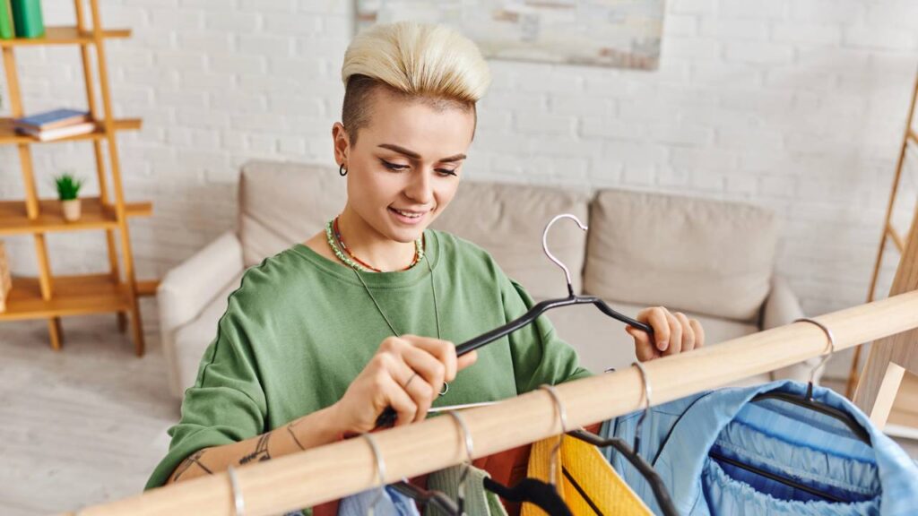 5 ideias criativas para transformar cabides usados em itens úteis