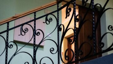 Adeus escadas de madeira! As escadas de ferro voltaram com tudo e estão dominando o design