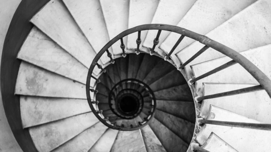 Adeus escadas de madeira! As escadas de ferro voltaram com tudo e estão dominando o design