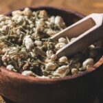 Ferva pétalas de jasmim com açúcar e transforme o aroma da sua casa