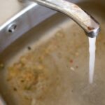 O segredo de cozinha que desentope ralos e ainda elimina o mau cheiro