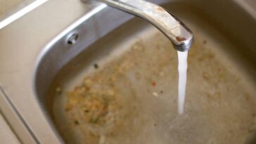 O segredo de cozinha que desentope ralos e ainda elimina o mau cheiro