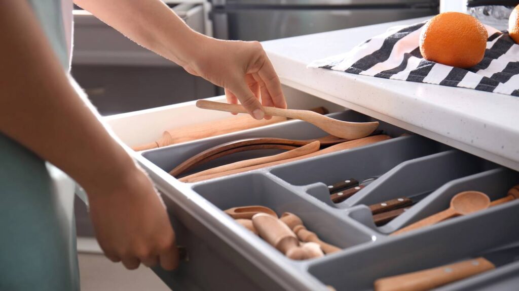 Adeus talheres perdidos! O organizador queridinho para as gavetas em 2026