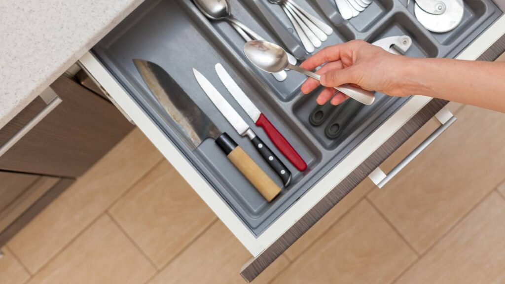 Adeus talheres perdidos! O organizador queridinho para as gavetas em 2026
