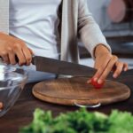 O melhor truque caseiro para deixar suas facas afiadas em segundos