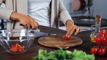 O melhor truque caseiro para deixar suas facas afiadas em segundos