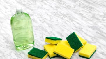 O truque simples que está deixando banheiros brilhando no Brasil