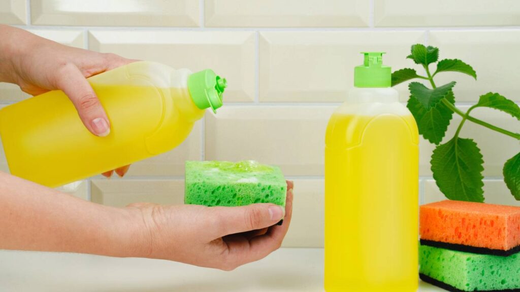 O truque simples que está deixando banheiros brilhando no Brasil