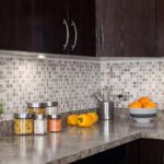 Adeus cozinhas tradicionais! Troquei os azulejos por pedra sintetizada e não me arrependi