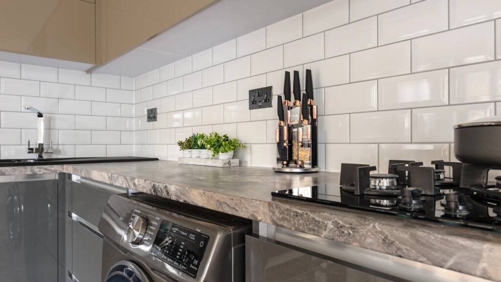 Adeus cozinhas tradicionais! Troquei os azulejos por pedra sintetizada e não me arrependi