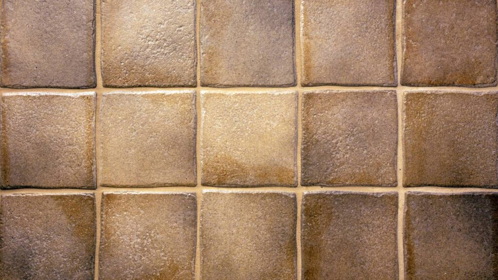 Adeus cozinhas tradicionais! Troquei os azulejos por pedra sintetizada e não me arrependi