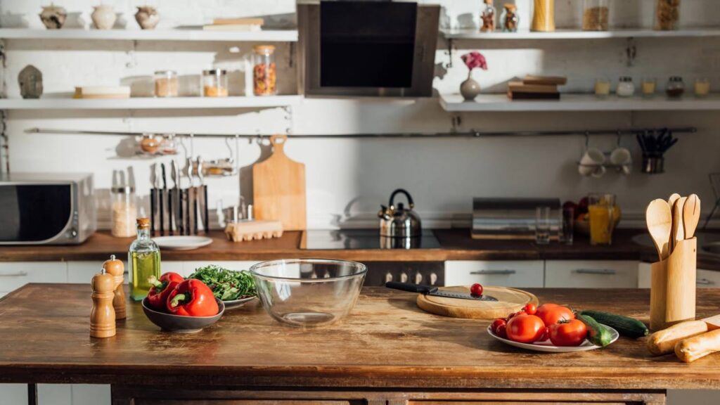 Você está limpando gordura do jeito errado e pode estar danificando sua cozinha