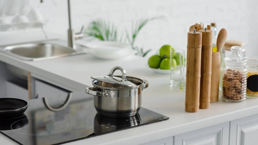 Adeus pedra de mármore! Transforme sua cozinha com o material mais sofisticado e durável do momento