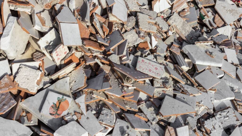 O truque barato com ladrilhos que está salvando plantas em casa