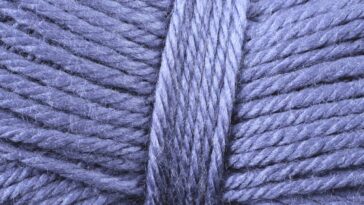 Um detalhe em crochê lavanda que transforma o penteado sem esforço