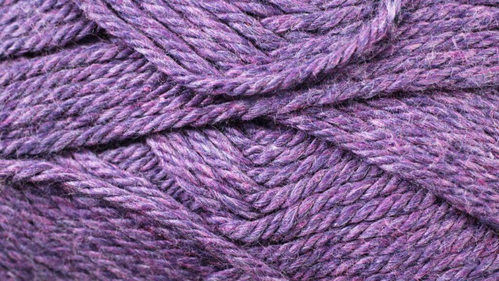 Um detalhe em crochê lavanda que transforma o penteado sem esforço