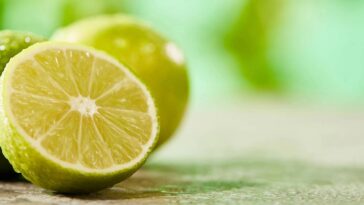 Essa receita com limão e vinagre mudou minha faxina para sempre