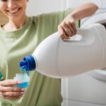 Uma faxineira me ensinou que é assim que devemos usar sabão líquido na máquina de lavar