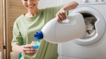 Uma faxineira me ensinou que é assim que devemos usar sabão líquido na máquina de lavar