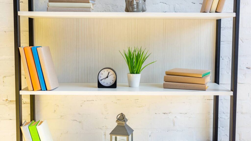 Adeus estantes comuns! Veja como decorar com livros de forma atual e organizada