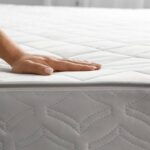 Chega de manchas no colchão! Veja como limpar sem danificar o tecido em casa