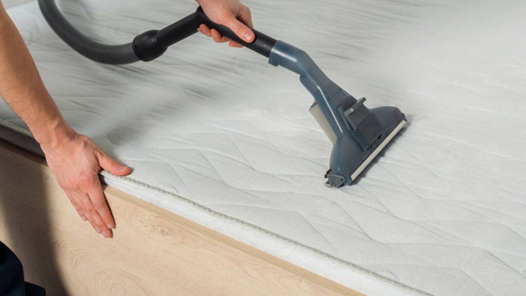 Chega de manchas no colchão! Veja como limpar sem danificar o tecido em casa