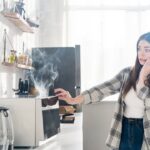 Você pode estar colocando sua casa em risco sem saber com esse erro no micro-ondas