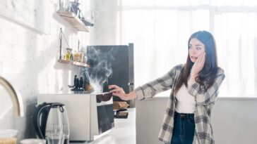 Você pode estar colocando sua casa em risco sem saber com esse erro no micro-ondas