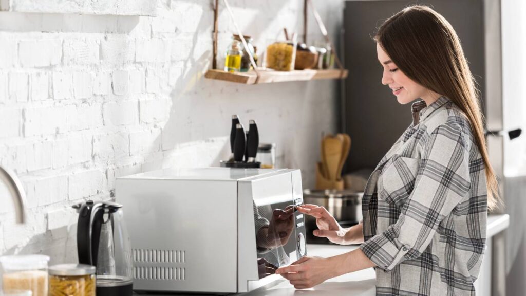 Você pode estar colocando sua casa em risco sem saber com esse erro no micro-ondas