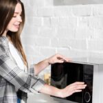 Os 6 alimentos que parecem inofensivos, mas são perigosos no micro-ondas