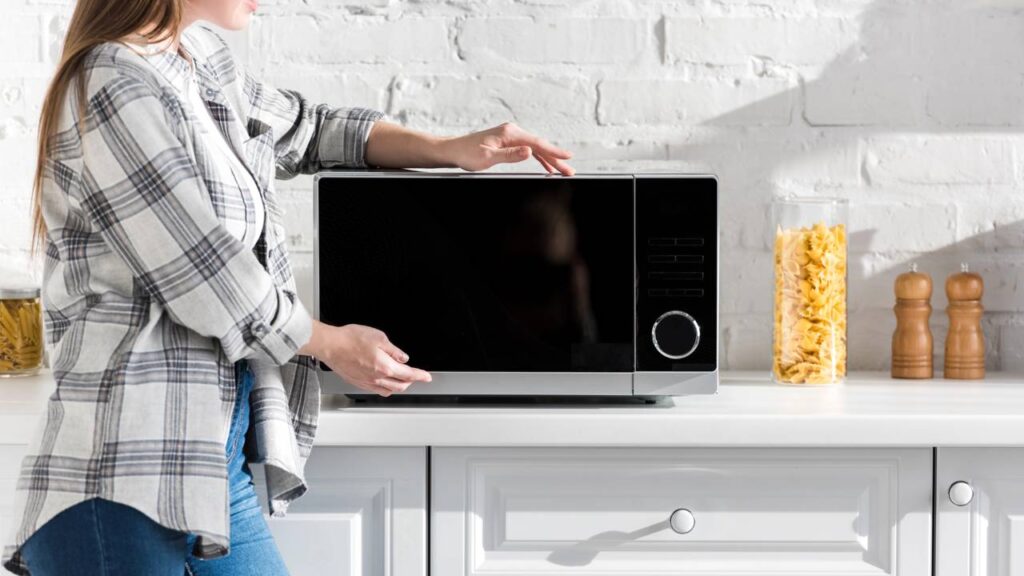 Os 6 alimentos que parecem inofensivos, mas são perigosos no micro-ondas