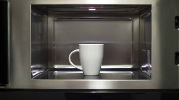 Você pode se queimar gravemente se continuar fazendo isso no micro-ondas