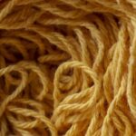 Bolsa clutch de crochê com fecho metálico e ponto concha para um toque sofisticado