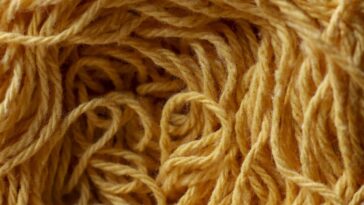 Relógio de parede de crochê amarelo mostarda feito com técnica e personalidade