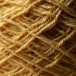 Bolsa clutch de crochê com fecho metálico e ponto concha para um toque sofisticado