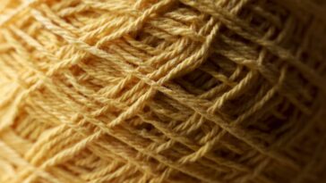 Porta-copos de crochê em formato de frutas tropicais alegres e coloridos