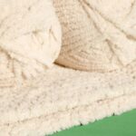 Jogo americano de crochê com borda ondulada e cores neutras