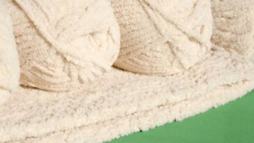 Jogo americano de crochê com borda ondulada e cores neutras