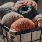 Capa de almofada de crochê com listras diagonais e ponto puff simples e elegante