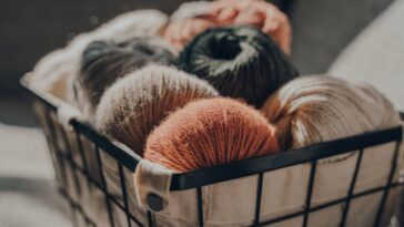 Capa de almofada de crochê com listras diagonais e ponto puff simples e elegante