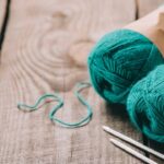 Almofada texturizada em crochê para decorar com aconchego