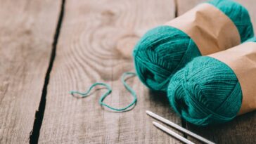 Almofada texturizada em crochê para decorar com aconchego