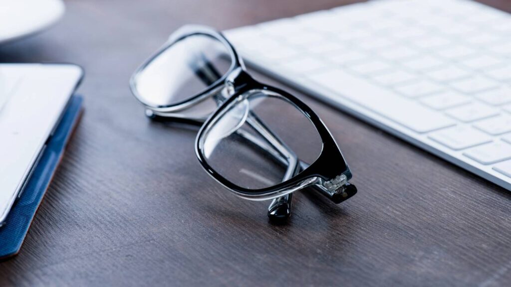 5 dicas essenciais para manter seus óculos sempre limpos e bem cuidados