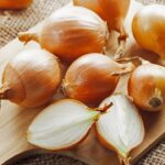 O truque com cebola que está livrando casas inteiras das baratas