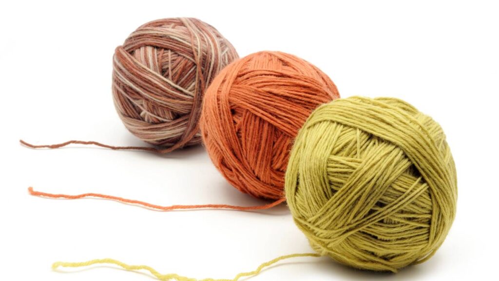 6 passos para fazer um porta-escovas de crochê firme e funcional