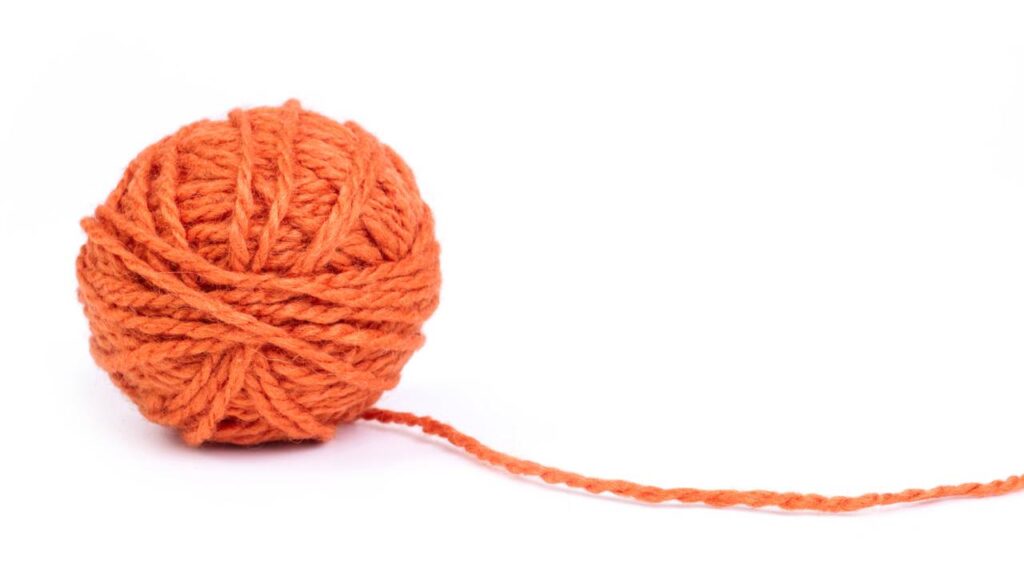 Amigurumi de cenoura com folhagem texturizada para decorar