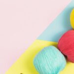 Capa de almofada em crochê para renovar a decoração com aconchego