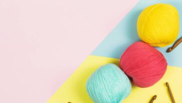 Capa de almofada em crochê para renovar a decoração com aconchego