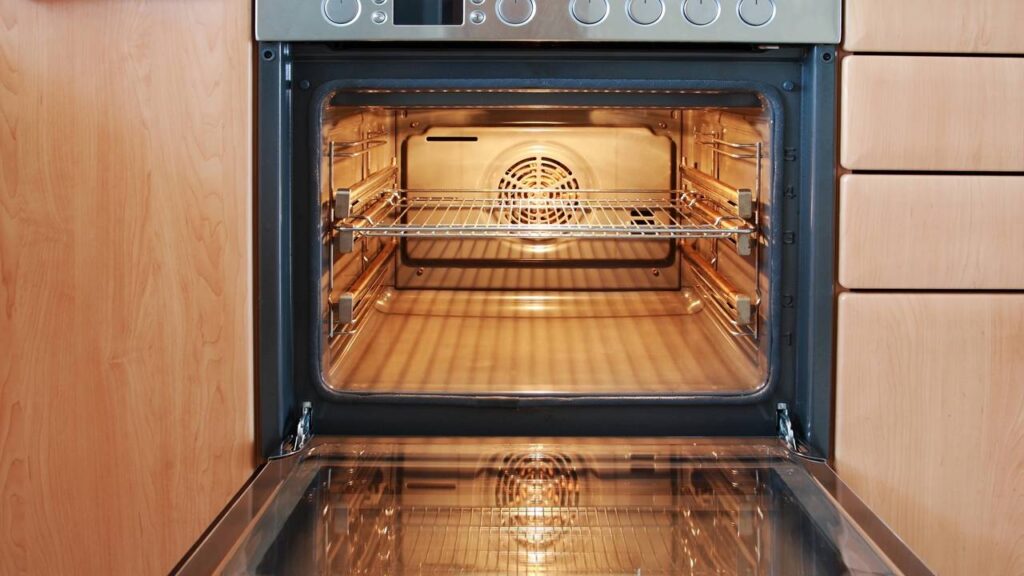 Você nunca mais vai usar outra coisa para limpar o forno depois de aprender isso